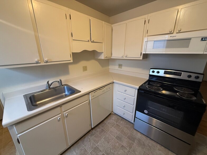 Building Photo - 425 S Church St