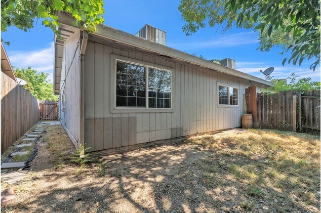 Building Photo - 3944-3944 Renick Way