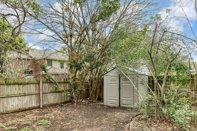 Building Photo - ** Hunters Gate**