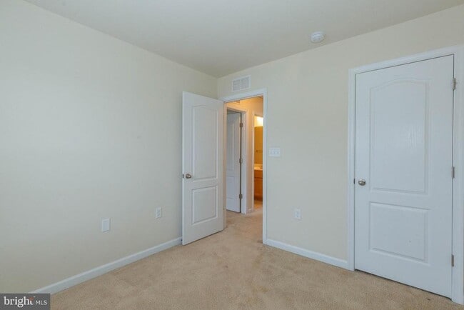 Building Photo - 440 Rumbling Rock Rd