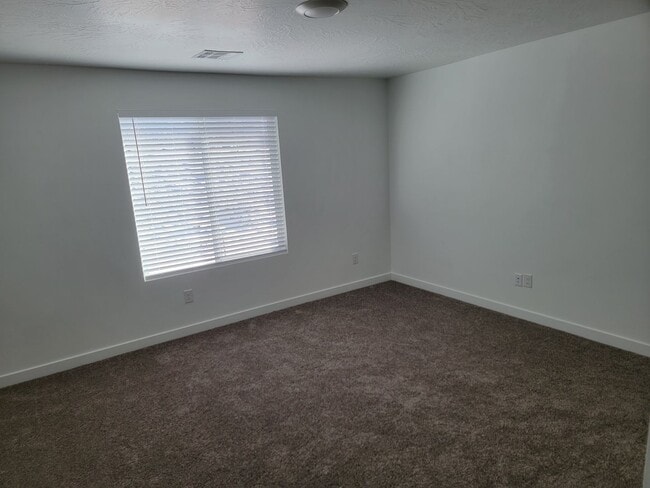 Building Photo - 4 Bed 2.5 Bathroom Townhouse