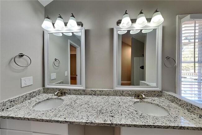 Building Photo - 39 Waterford Pl