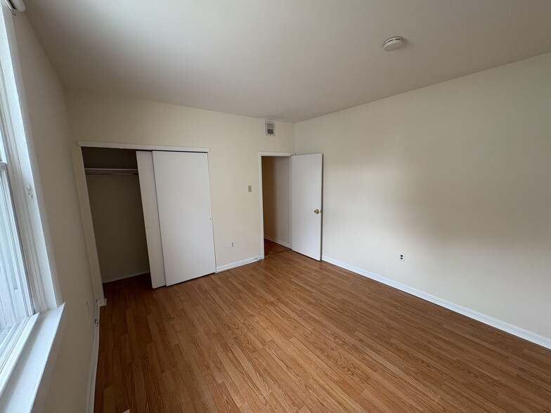 Building Photo - 631 Catharine St