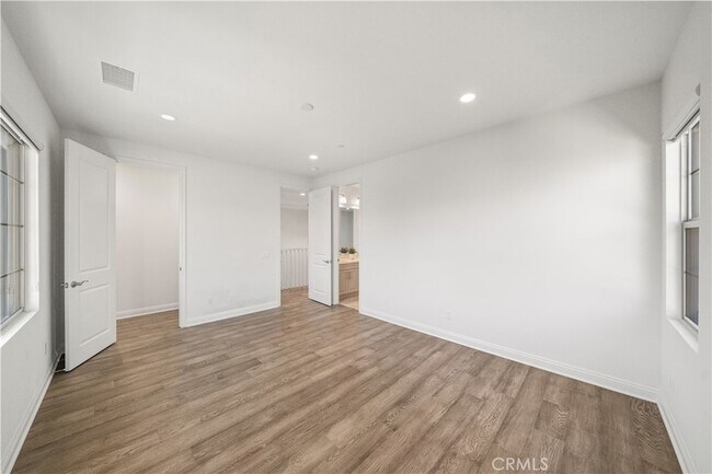 Building Photo - 1151 Summit Oak Dr