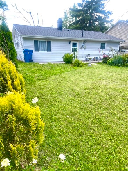 Side of Back Yard - 1411 Melbourne Dr