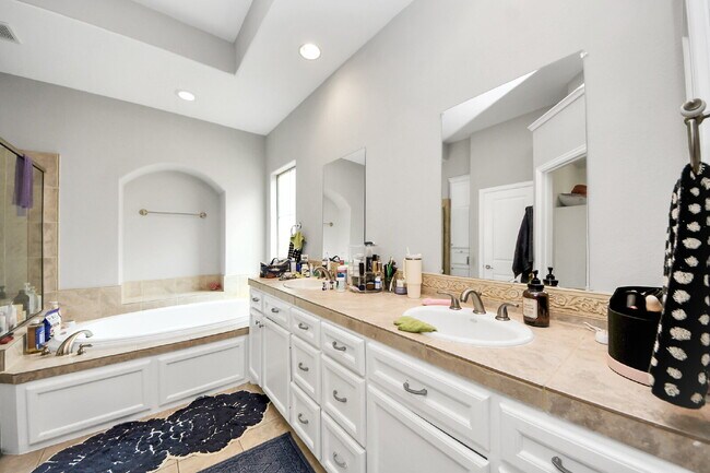 Building Photo - ? Live the Montrose Lifestyle! ?
