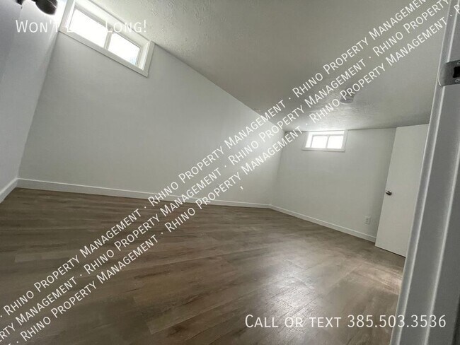Building Photo - 3 Bedroom/1 Bathroom Triplex in SLC