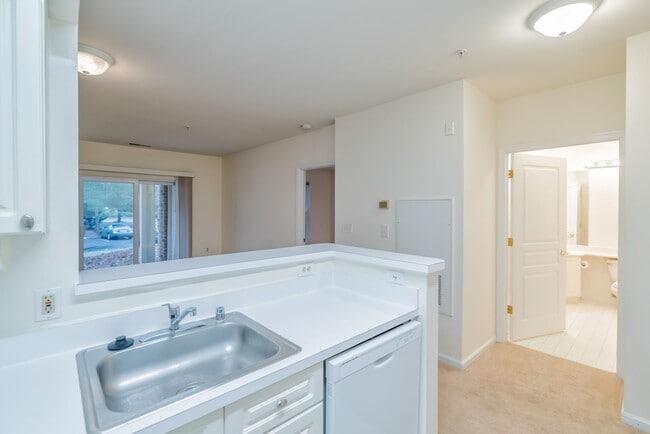Building Photo - Charming And Well-Maintained 1 Bedr 1 Bath...