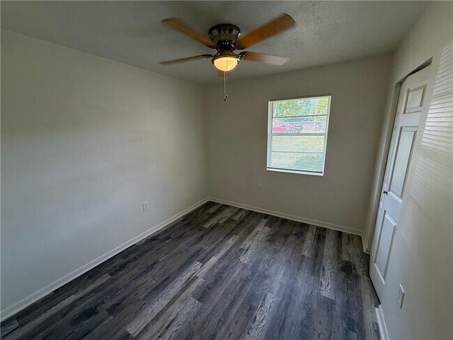 Building Photo - 4009 Ester Dr SW