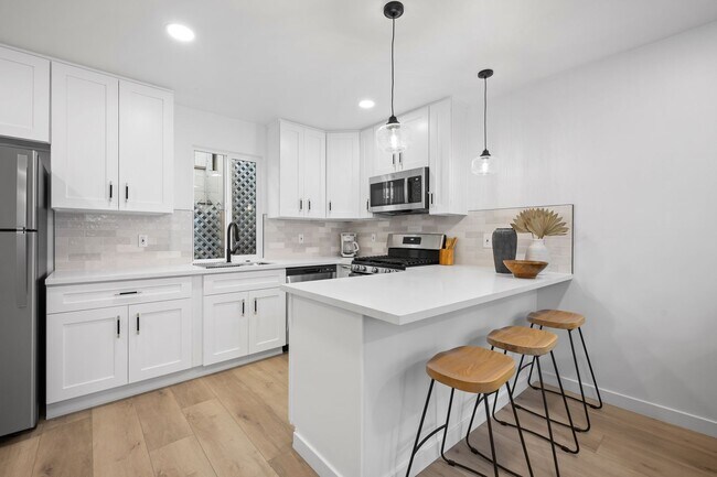 Building Photo - Newly remodeled and fully "furnished" 1 bed 1 bath in Mission Beach. 9 months rental or month to ...