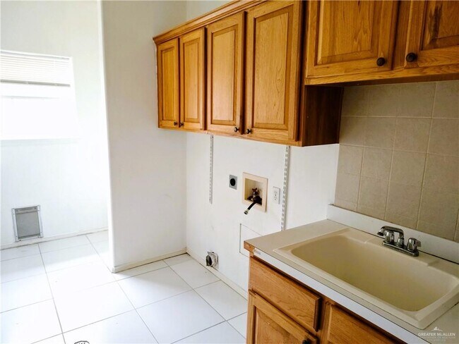 Building Photo - 3504 El Jardin St