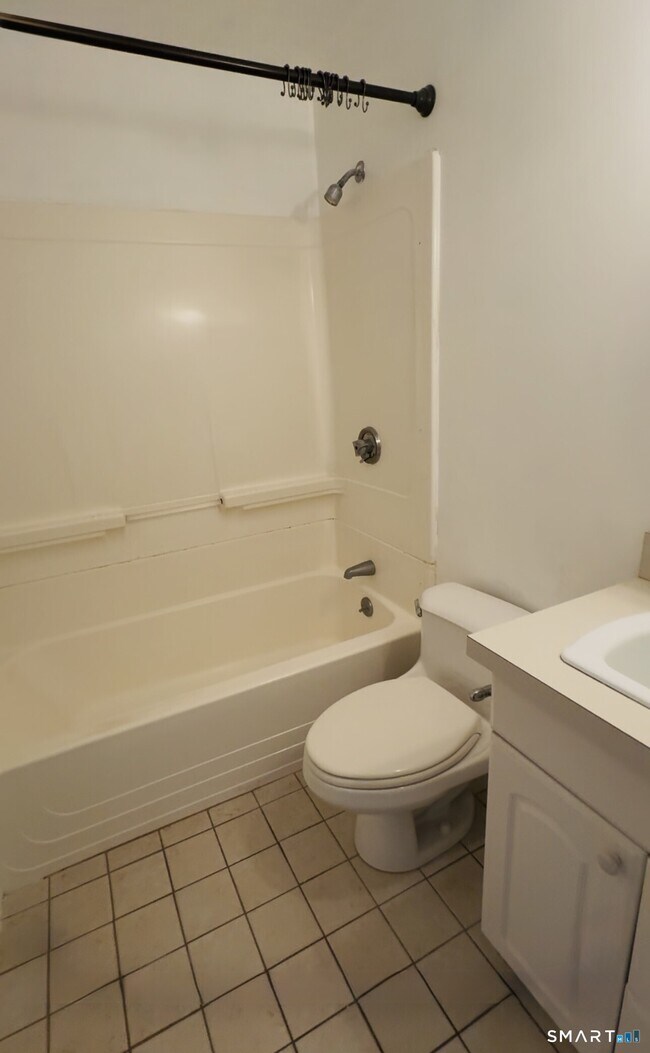 Building Photo - 204 Towne House Rd