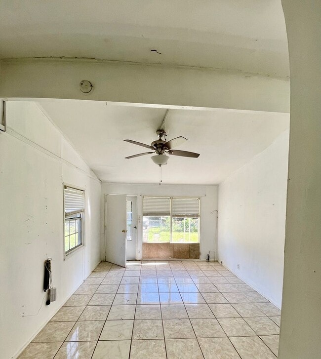 Building Photo - Cute Home and Move-in Ready