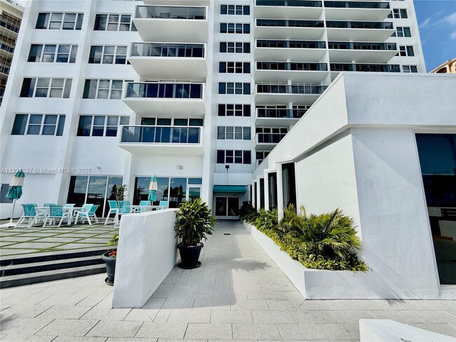 Building Photo - 3140 S Ocean Dr
