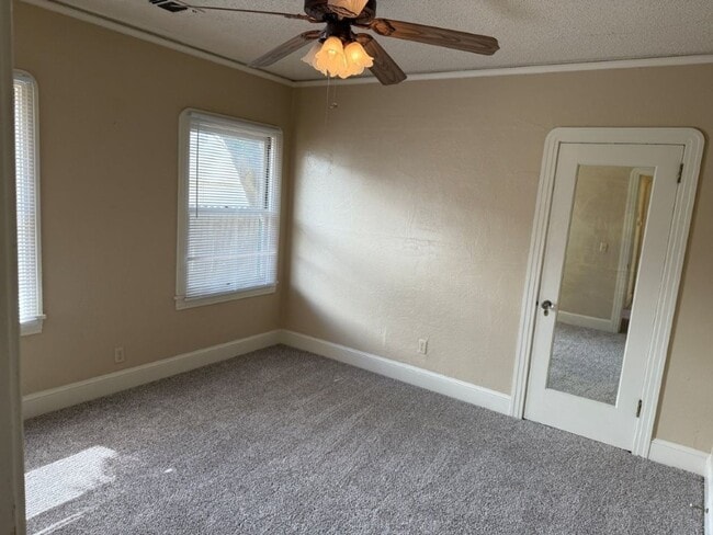 Building Photo - Rare 2 Bedroom Home Downtown Dixon *Star R...