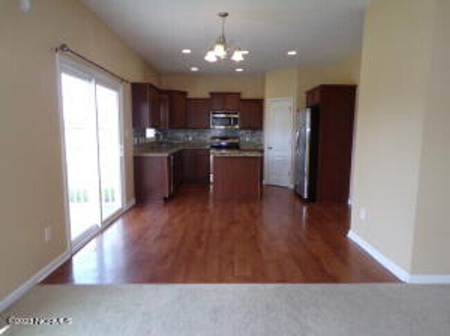 Building Photo - 4 Bedroom 2.5 Bathroom home located in Carolina Subdivision