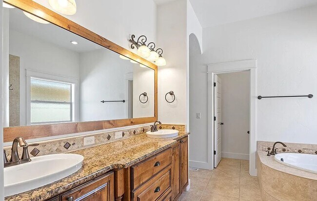 Building Photo - Gorgeous 3 bed 2 bath home in the heard of...