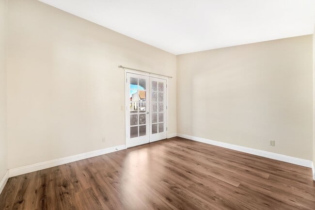 Building Photo - 2 Bedroom Condo!