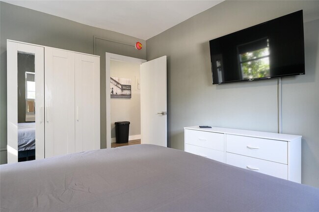 Building Photo - 1020 N Victoria Park Rd