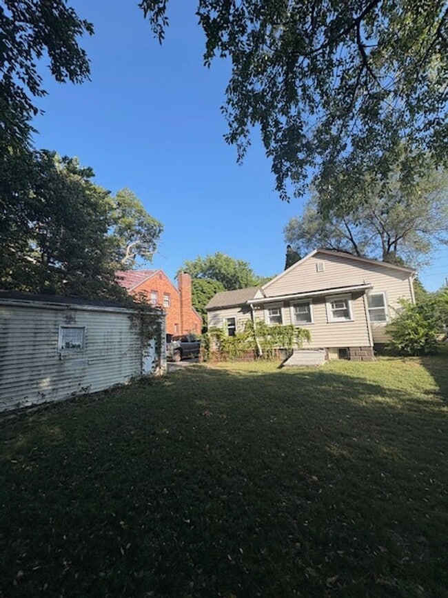 Primary Photo - 2 Bedroom / 1 bathroom House in Peoria, IL