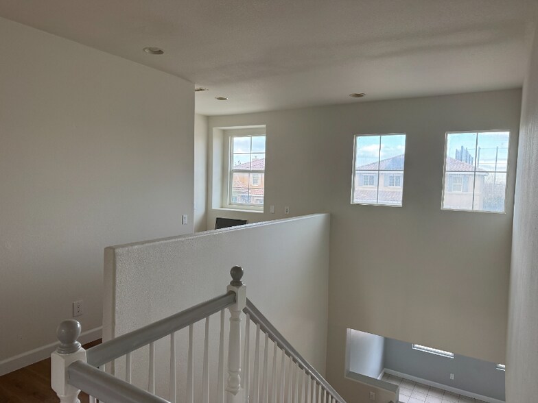 Building Photo - 3048 San Luis Dr