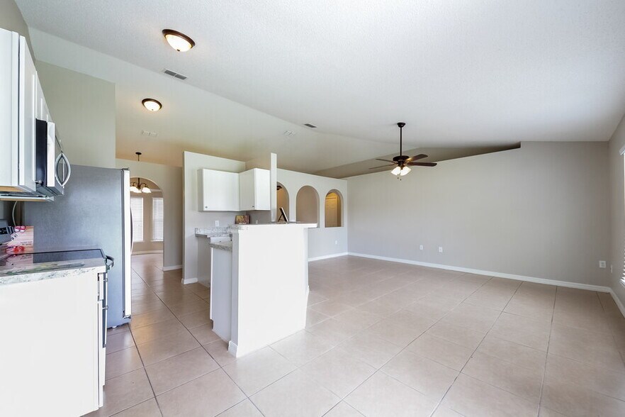 Building Photo - 330 Medina Ct