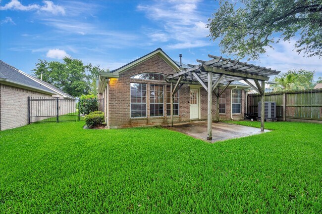 Building Photo - 2421 Baycrest Dr