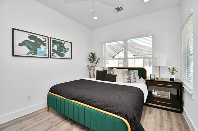 Building Photo - 2003 Laverne Holw Ln