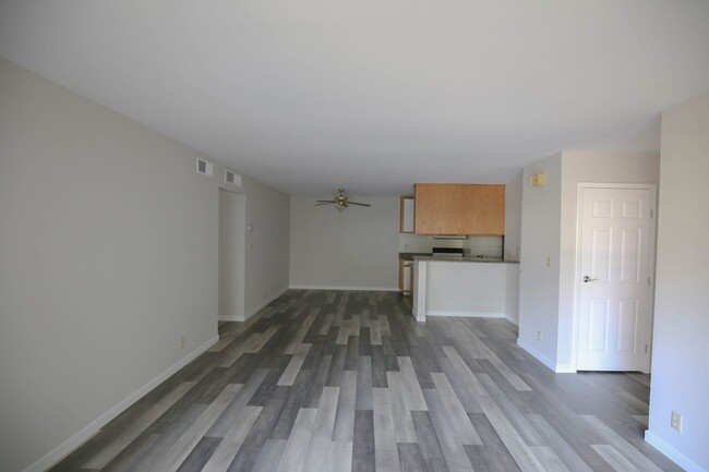 Building Photo - San Ramon Gardens Condo - 2 Bed and 1 Bath...