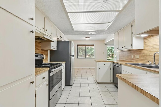 Building Photo - 10303 Slaughter Creek Dr