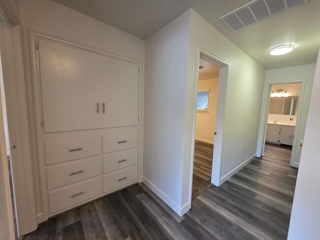 Building Photo - Bowen/Phelps Duplex