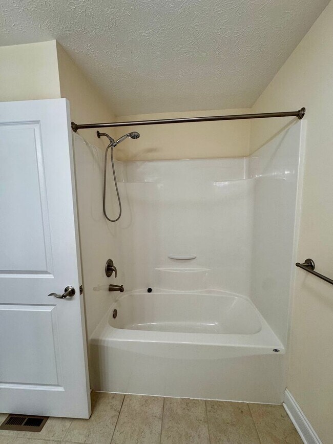 Building Photo - Townhouse for Rent in Spring Oaks!