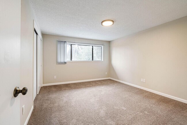 Building Photo - Clean, spacious 2-bdrm/1.5-bath unit in Milwaukie. Private patio, quiet location, designated parking