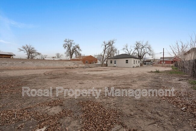 Building Photo - 815 John St