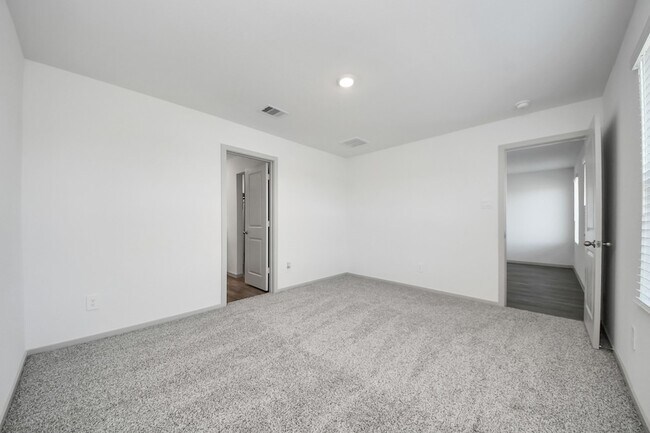 Building Photo - 1027 Bluegill Ln