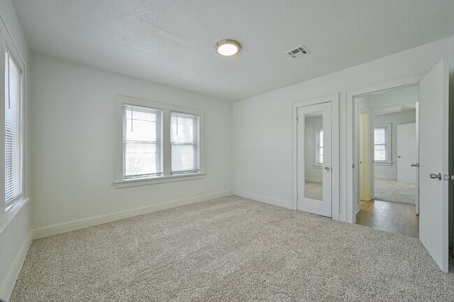 Building Photo - 2209 N Bath Ave