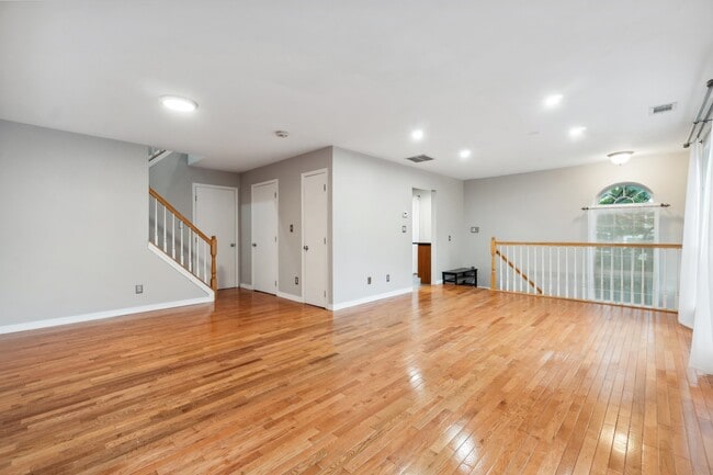 Building Photo - 11 Droyers Pointe Blvd