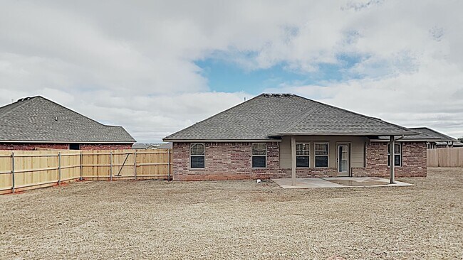 Building Photo - Very Nice 4 Bedroom 2 Bath Home in Yukon Schools