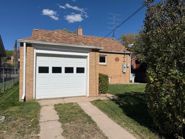 Building Photo - House For Lease