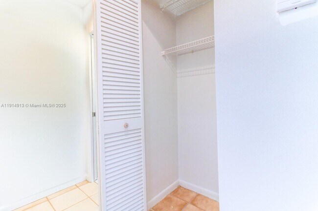 Building Photo - 5289 Fairway Woods Dr