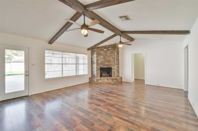 Building Photo - 703 Bayview Dr