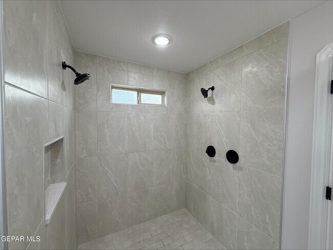 Building Photo - 2633 Dunoon Dr