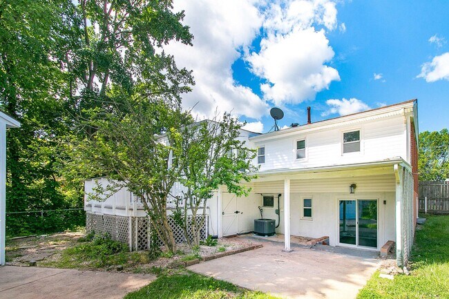 Building Photo - 9802 Lomond Dr