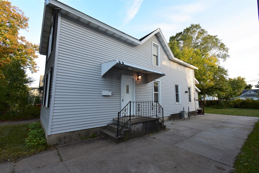 Building Photo - 1211 Summit St