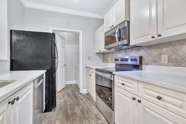 Building Photo - 2-Bed, 2-Bath Condo in the Heart of Green ...