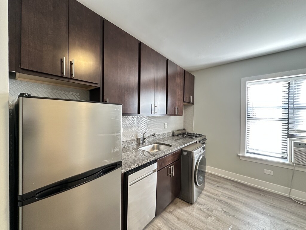 Building Photo - 533 W Belden Ave