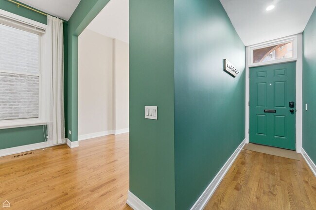 Building Photo - 2523 W Chicago Ave