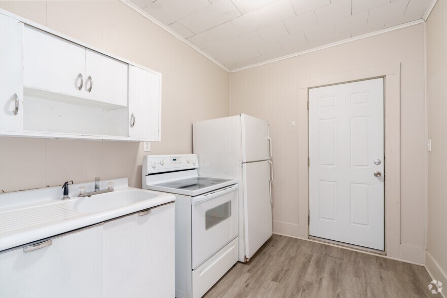 1BR, 1BA - 575SF - Kitchen - Jefferson Building
