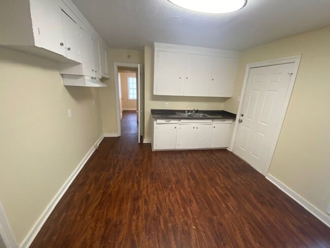 Building Photo - Newly renovated Home in Broadmor!