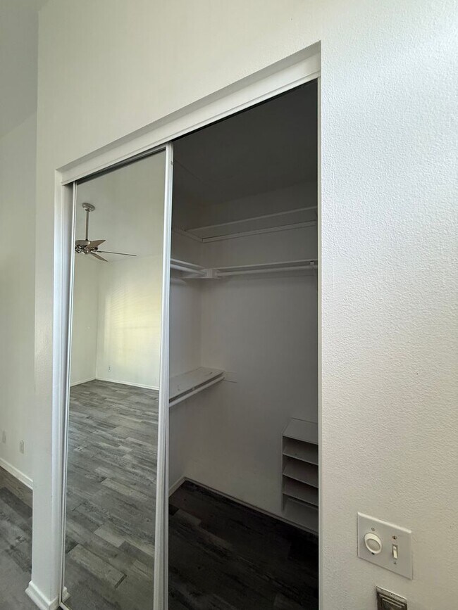 Building Photo - **Charming 1bed 1bath Condo located in the desirable Canyon Villa Community**